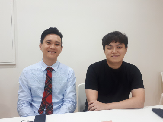 김영호(왼쪽) 말랑스튜디오 대표와 최치웅 CTO가 포즈를 취하고 있다.